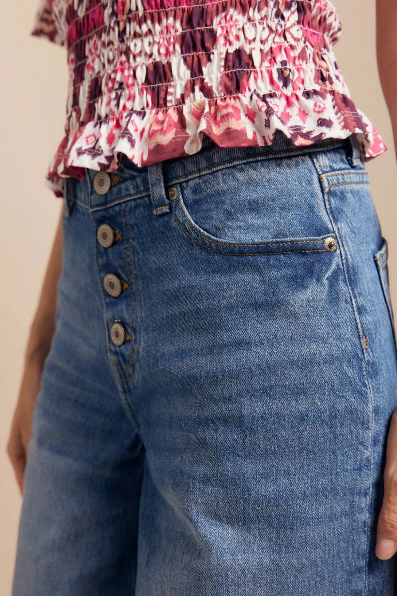 Jeans de botões largos