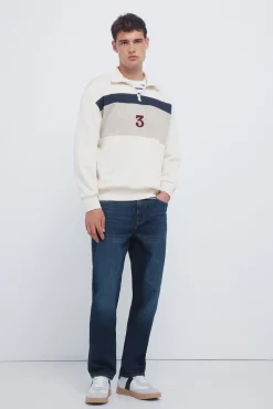 Jeans de corte regular com lavagem escura