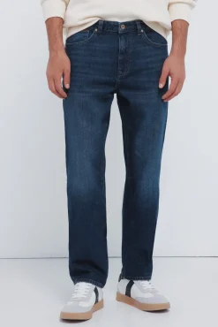 Jeans de corte regular com lavagem escura