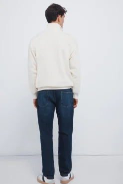 Jeans de corte regular com lavagem escura