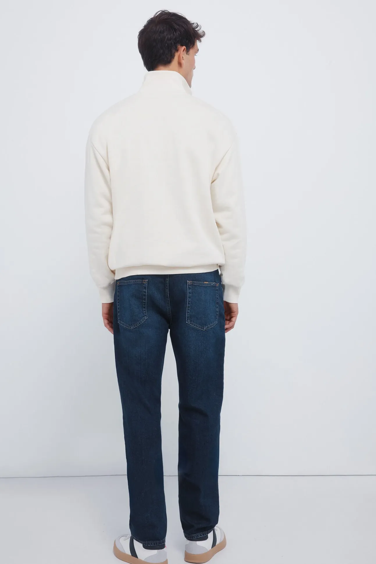 Jeans de corte regular com lavagem escura