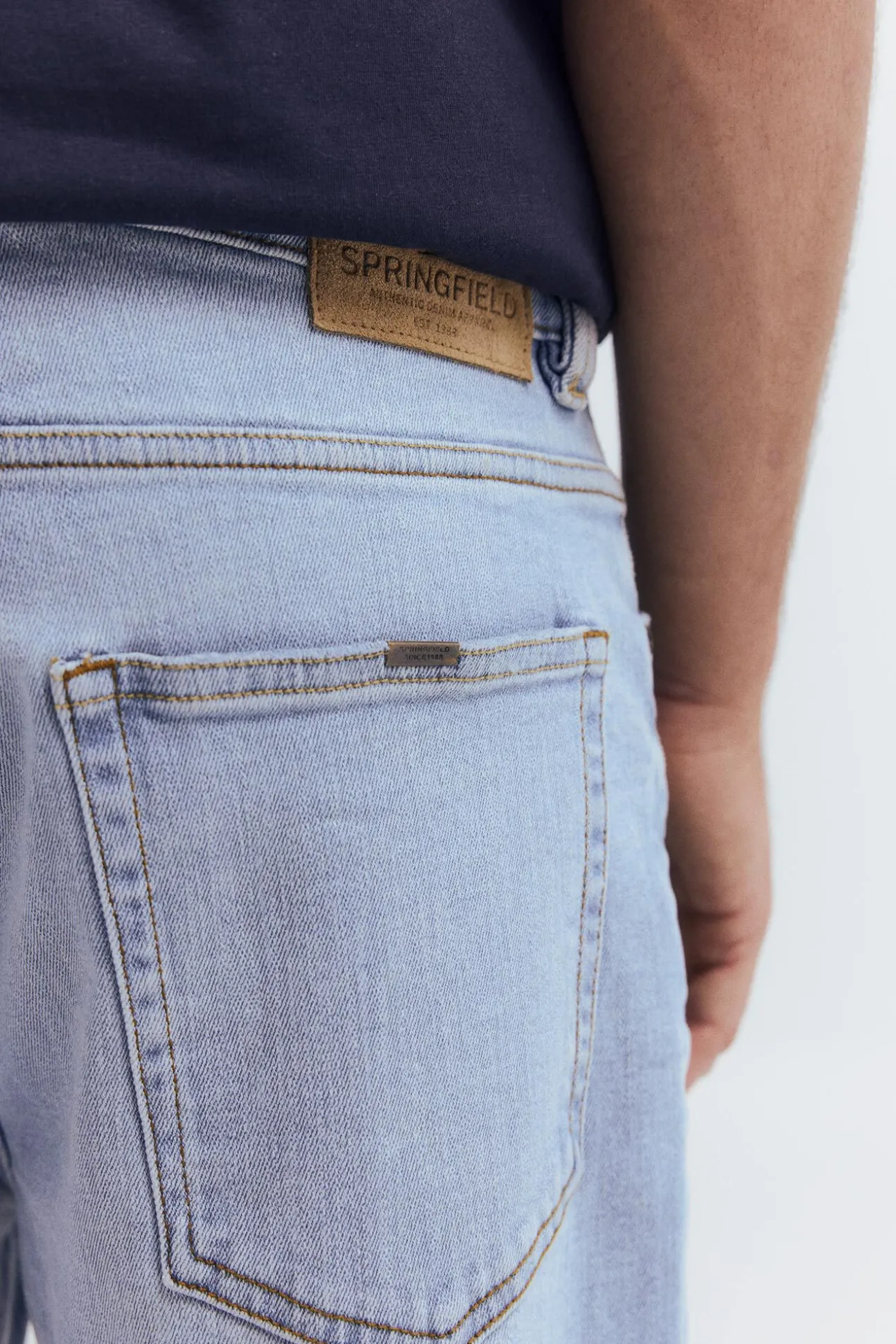 Jeans de corte reto com lavagem clara