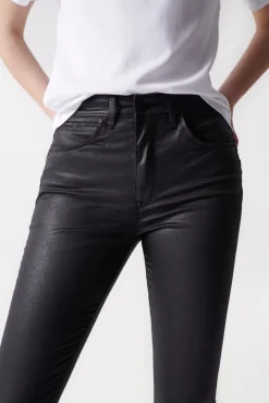 Jeans faith push in cropped com efeito coating