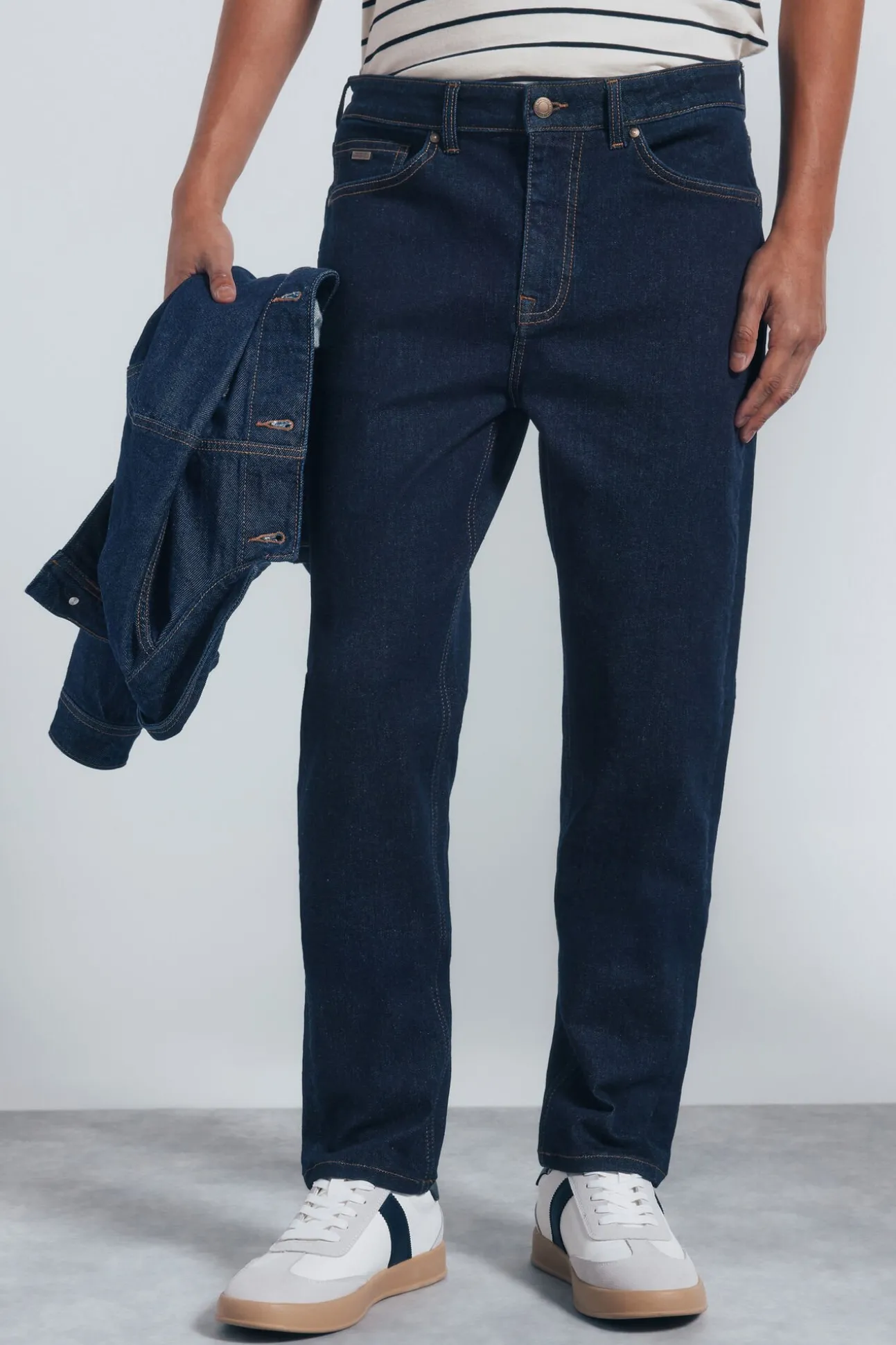 Jeans slim fit desbotado