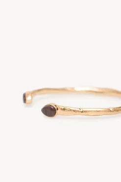 Leslie. Pulseira de pedra banhada a ouro