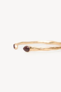 Leslie. Pulseira de pedra banhada a ouro