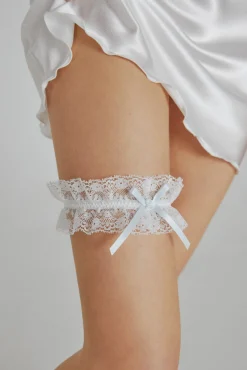 Liga bordada com laçada em branco