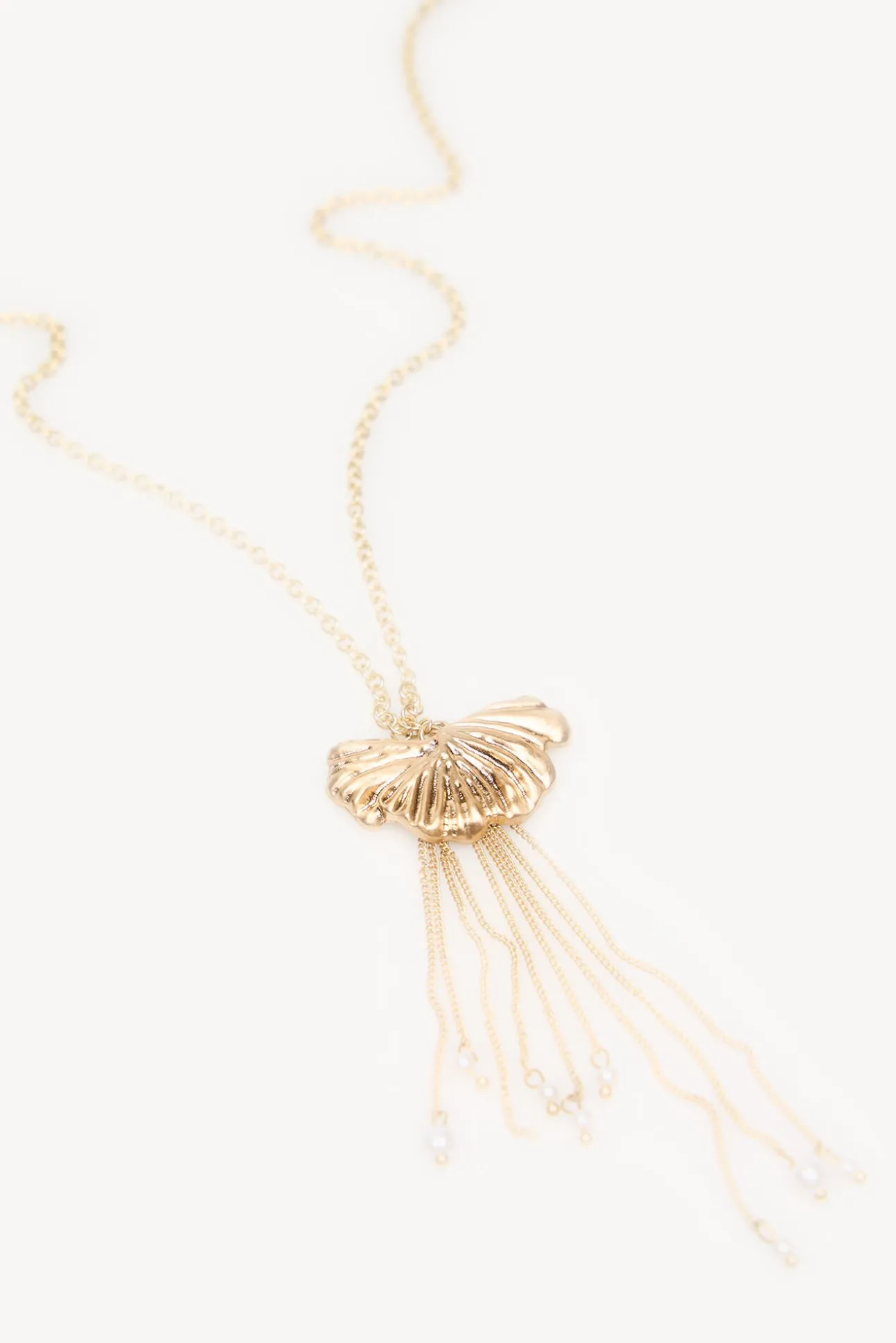 Luz. Colar de folhas longas