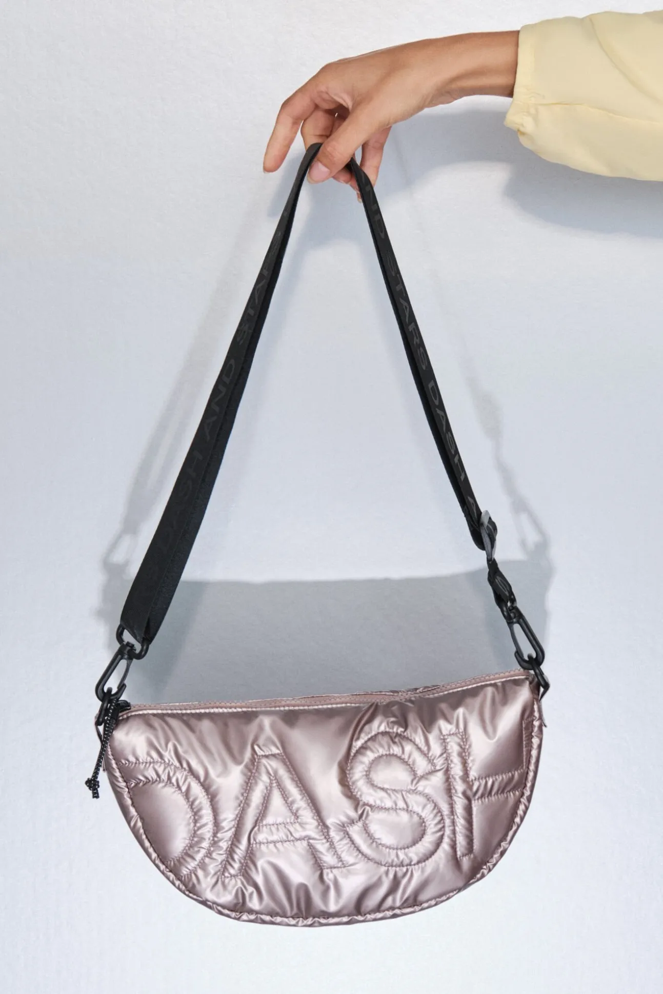 Mala de ombro em nylon rosa metálico