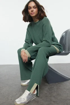 Malha de calça e T-shirt de malha com vivo