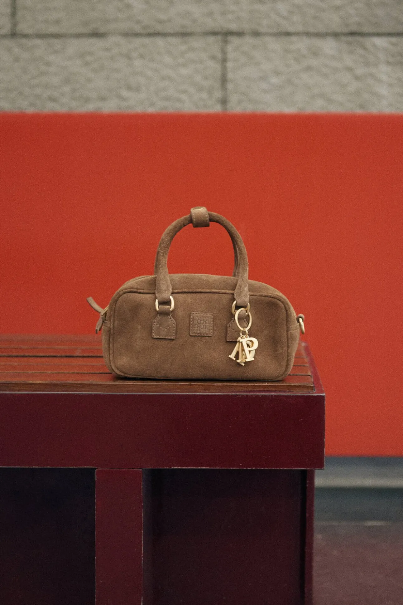 mini bolsa de boliche com mala de tiracolo de pele