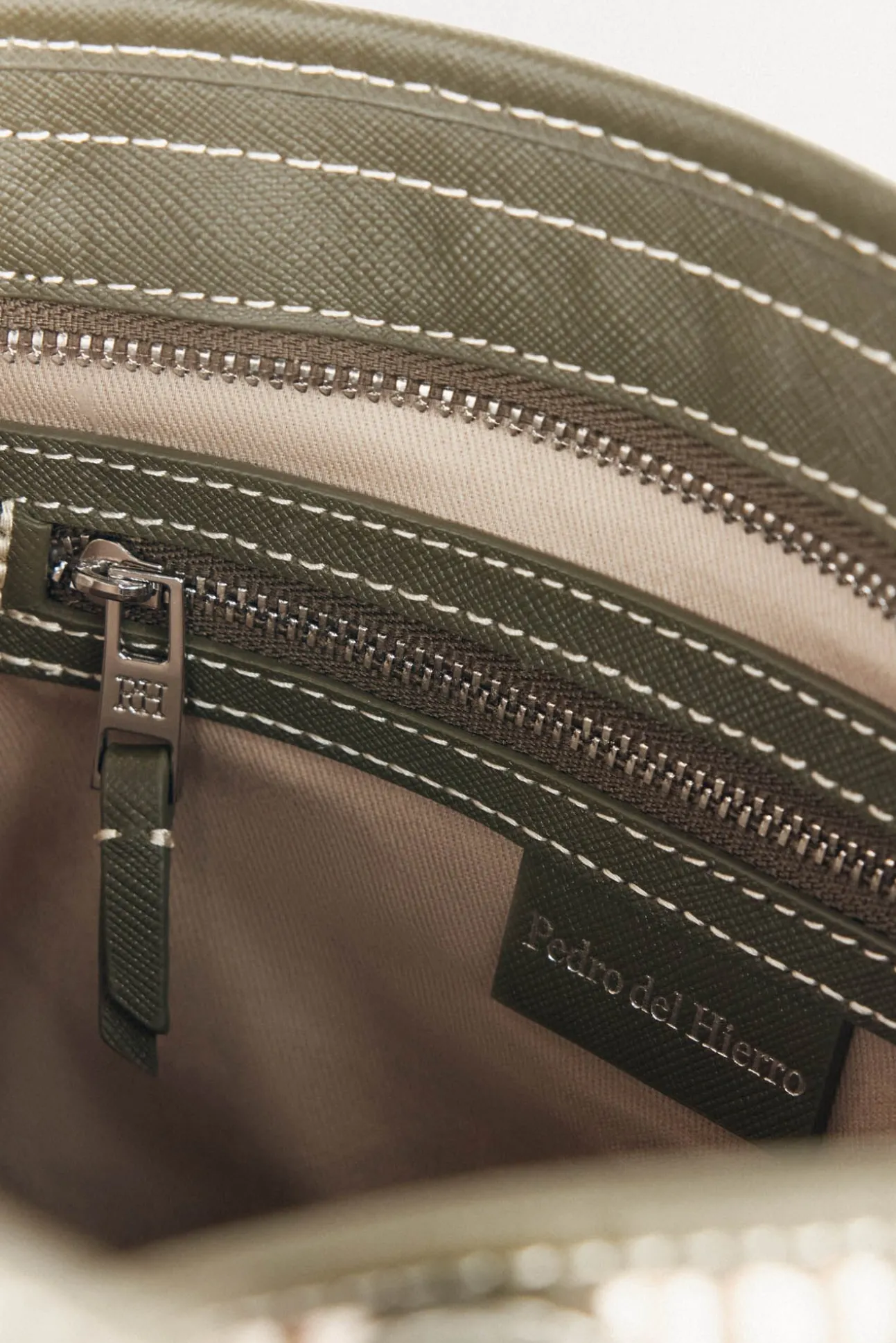 mini bolsa de mala de tiracolo tipo tote com monograma