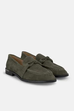 Mocassim com detalhe de nó