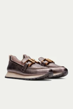 Mocassim esportivo KANSAS com detalhes metálicos