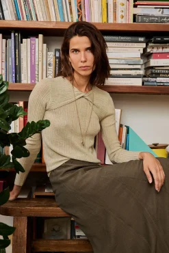 Nabila. Top com detalhe de nó