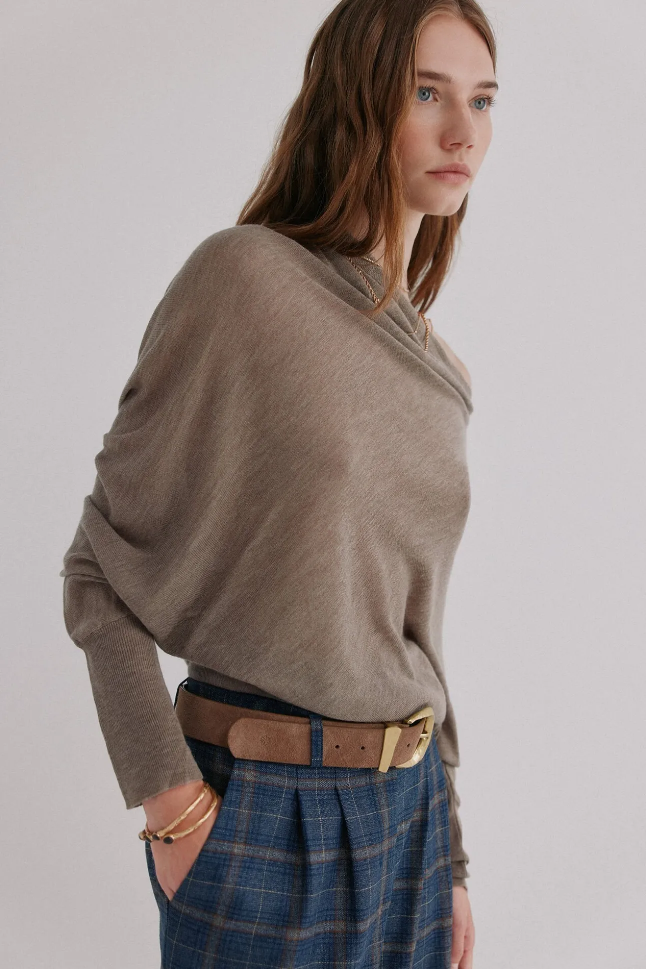 Nica. Camisola com decote assimétrico
