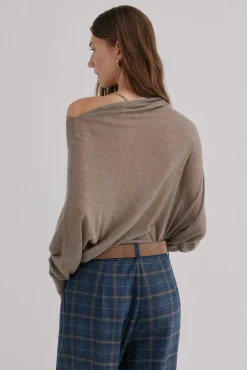 Nica. Camisola com decote assimétrico