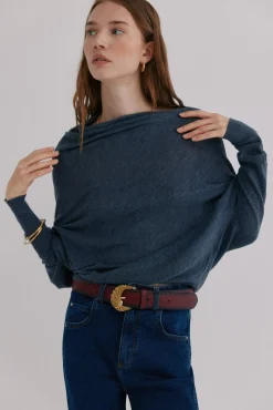 Nica. Camisola com decote assimétrico