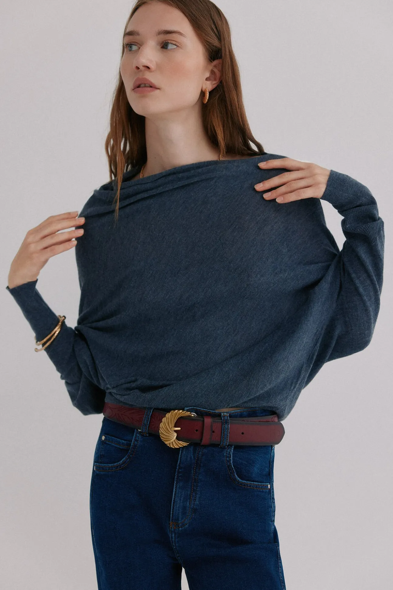Nica. Camisola com decote assimétrico