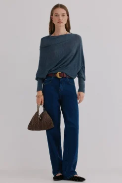 Nica. Camisola com decote assimétrico