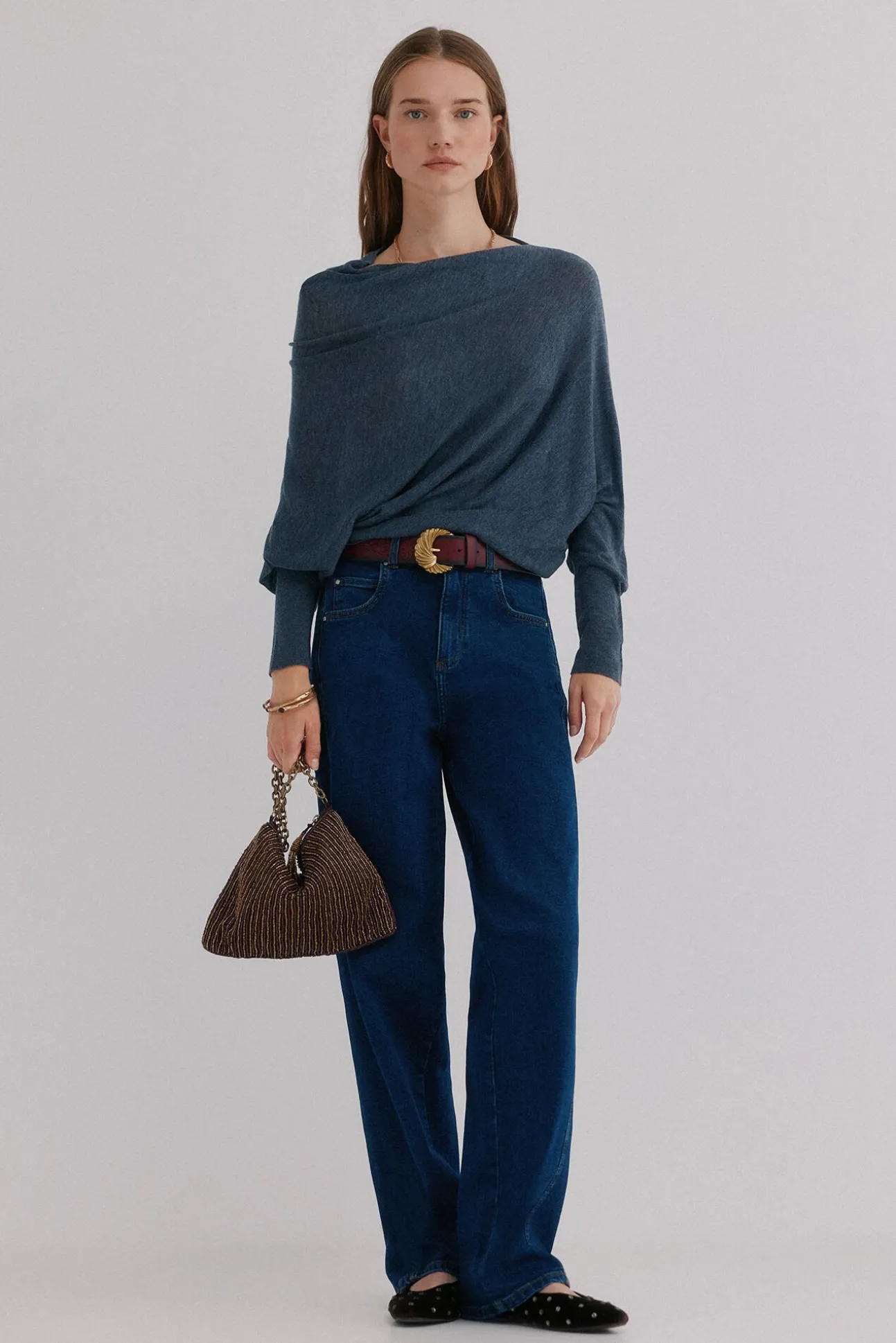 Nica. Camisola com decote assimétrico