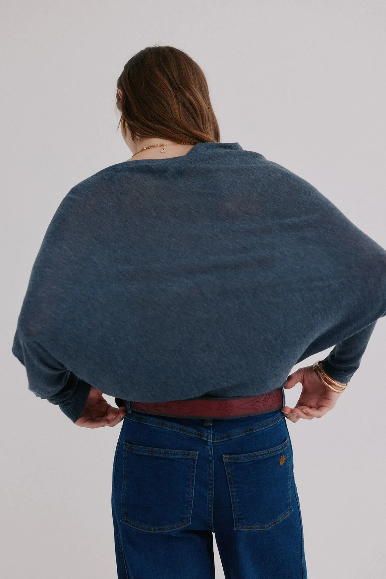 Nica. Camisola com decote assimétrico
