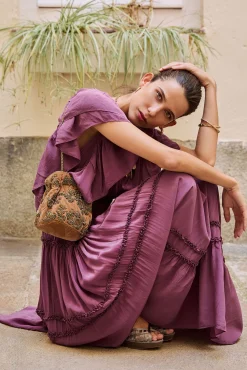 Nina. Bolsa de veludo e miçangas