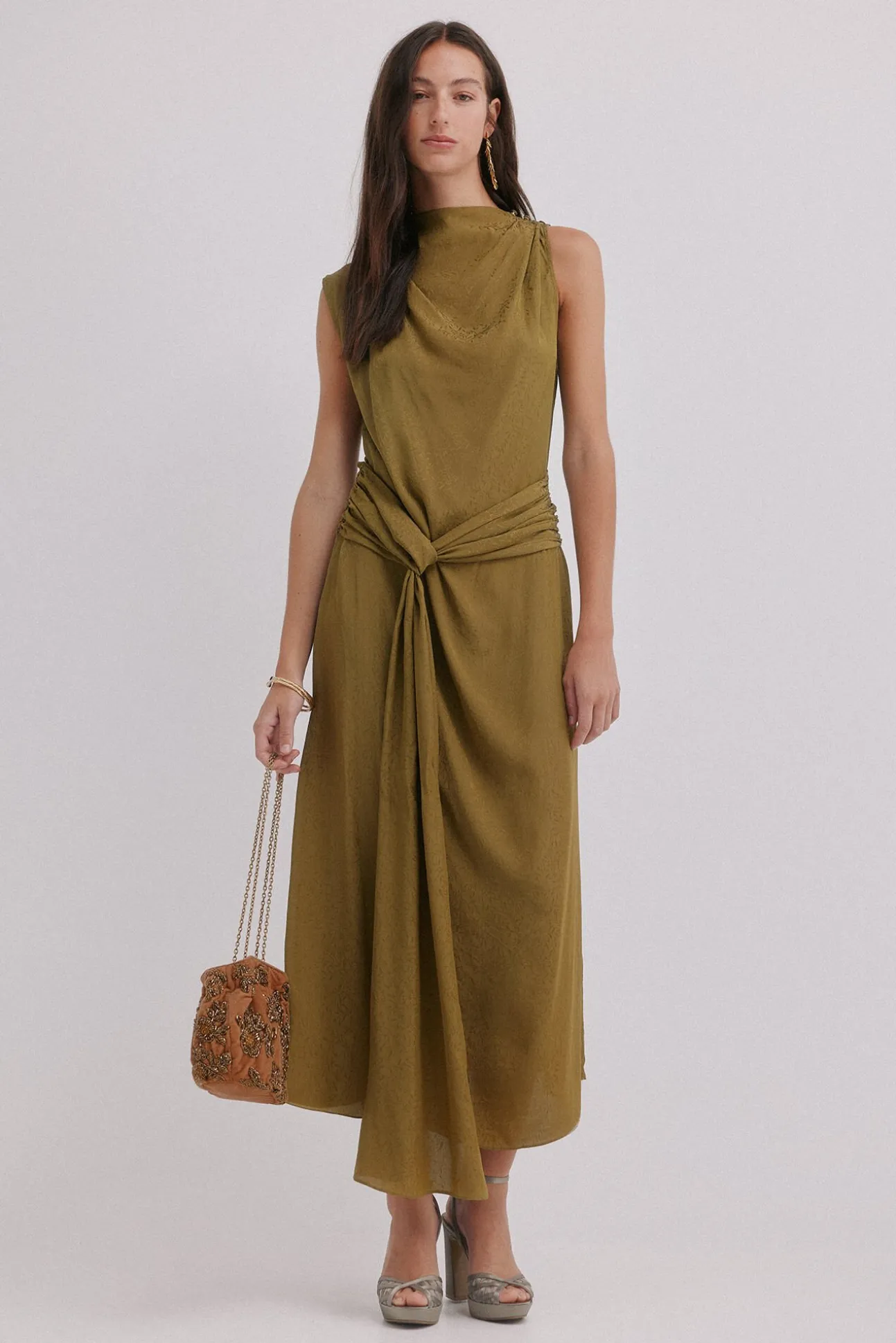 Nina. Bolsa de veludo e miçangas