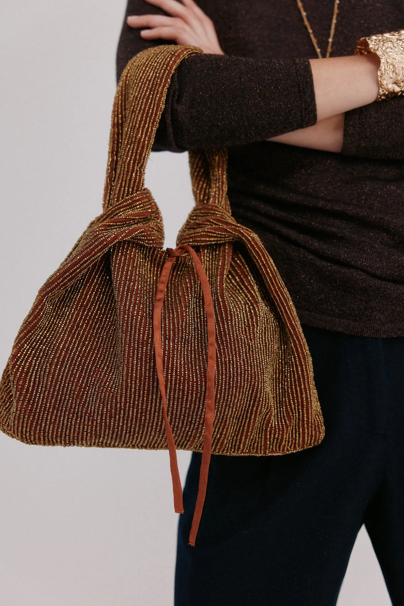 Nora. Bolsa de veludo com contas