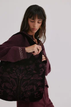 Nuria. Bolsa hobo de veludo bordado