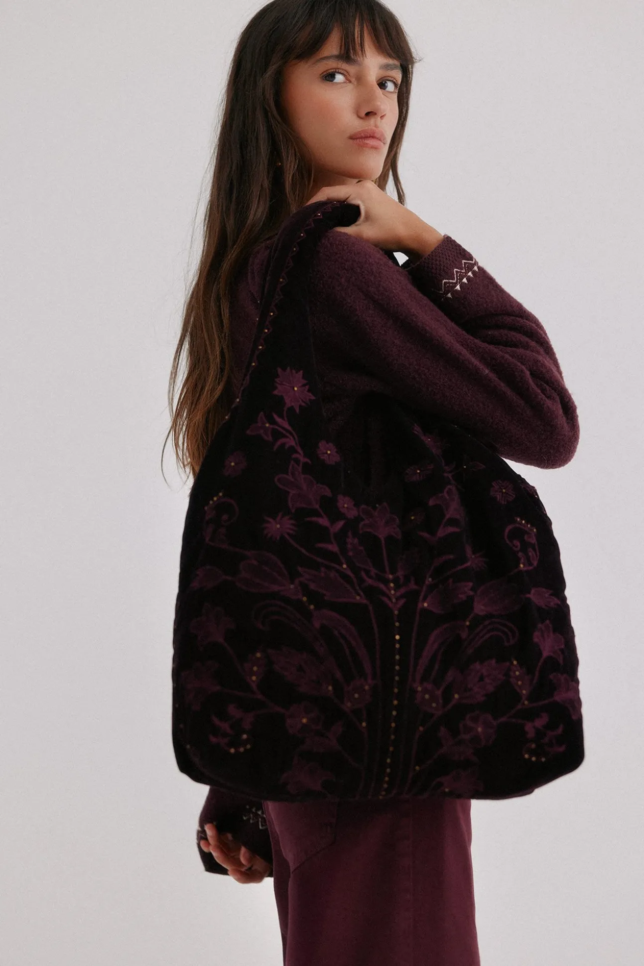 Nuria. Bolsa hobo de veludo bordado