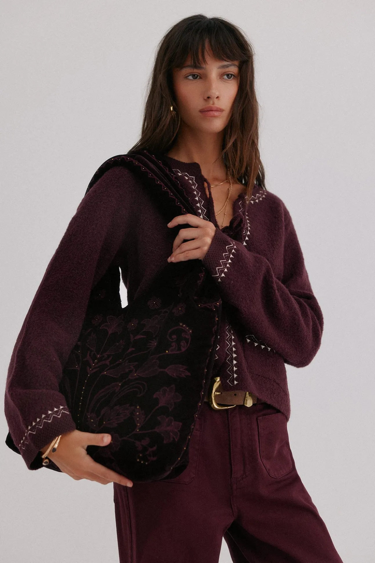 Nuria. Bolsa hobo de veludo bordado