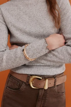 Olha. T-shirt de gola alta.