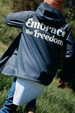 Parka azul marinho com frase para criança