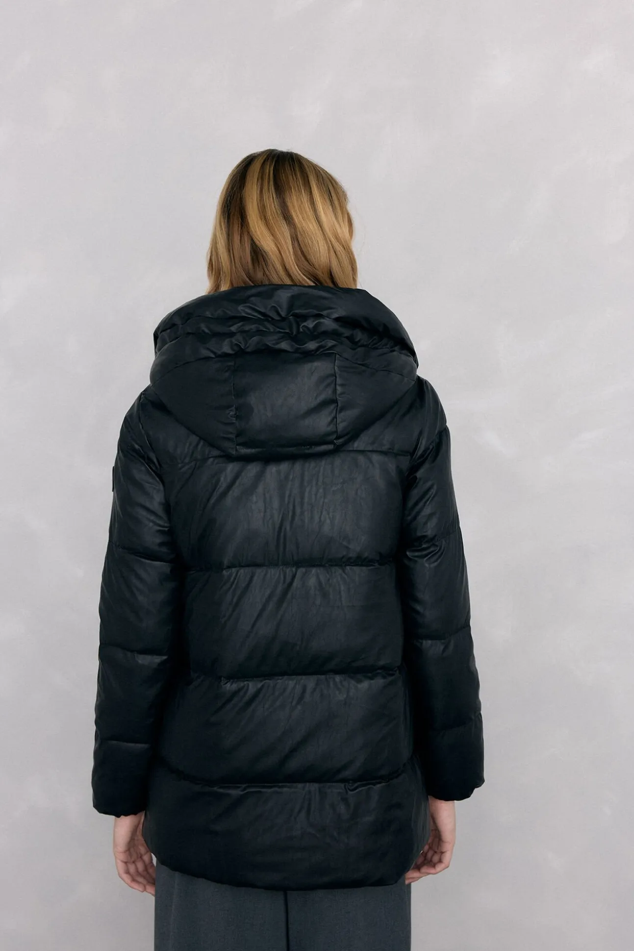Parka com capuz em pele sintética