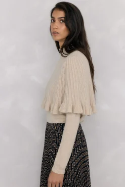 Peça dupla de camisola e peça com detalhe de folho