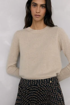 Peça dupla de camisola e peça com detalhe de folho