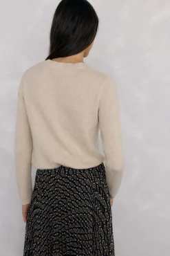 Peça dupla de camisola e peça com detalhe de folho