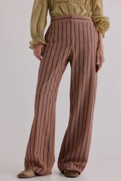 Phoebe. Calça riscas