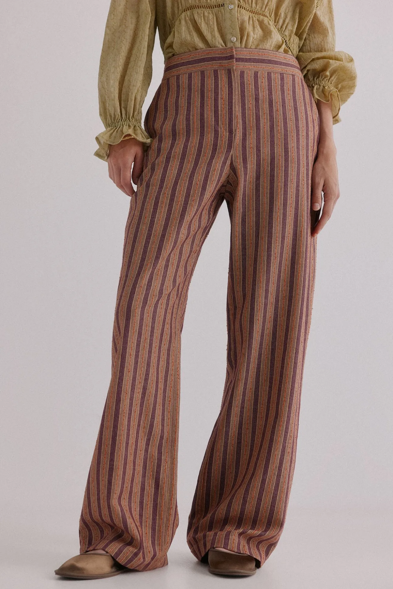 Phoebe. Calça riscas