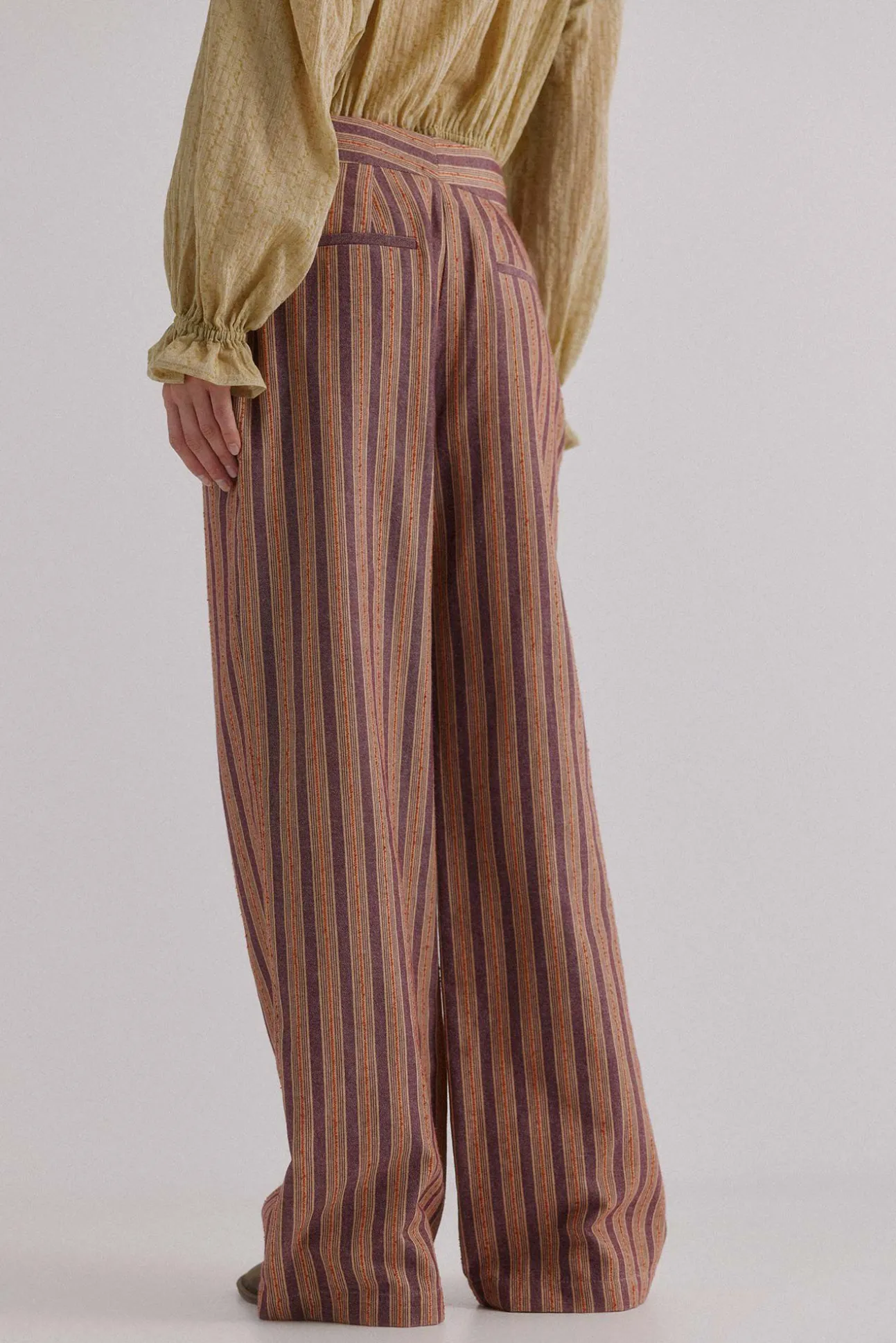 Phoebe. Calça riscas