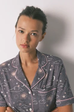 Pijama camiseiro 100% algodão cinza com estampado astral