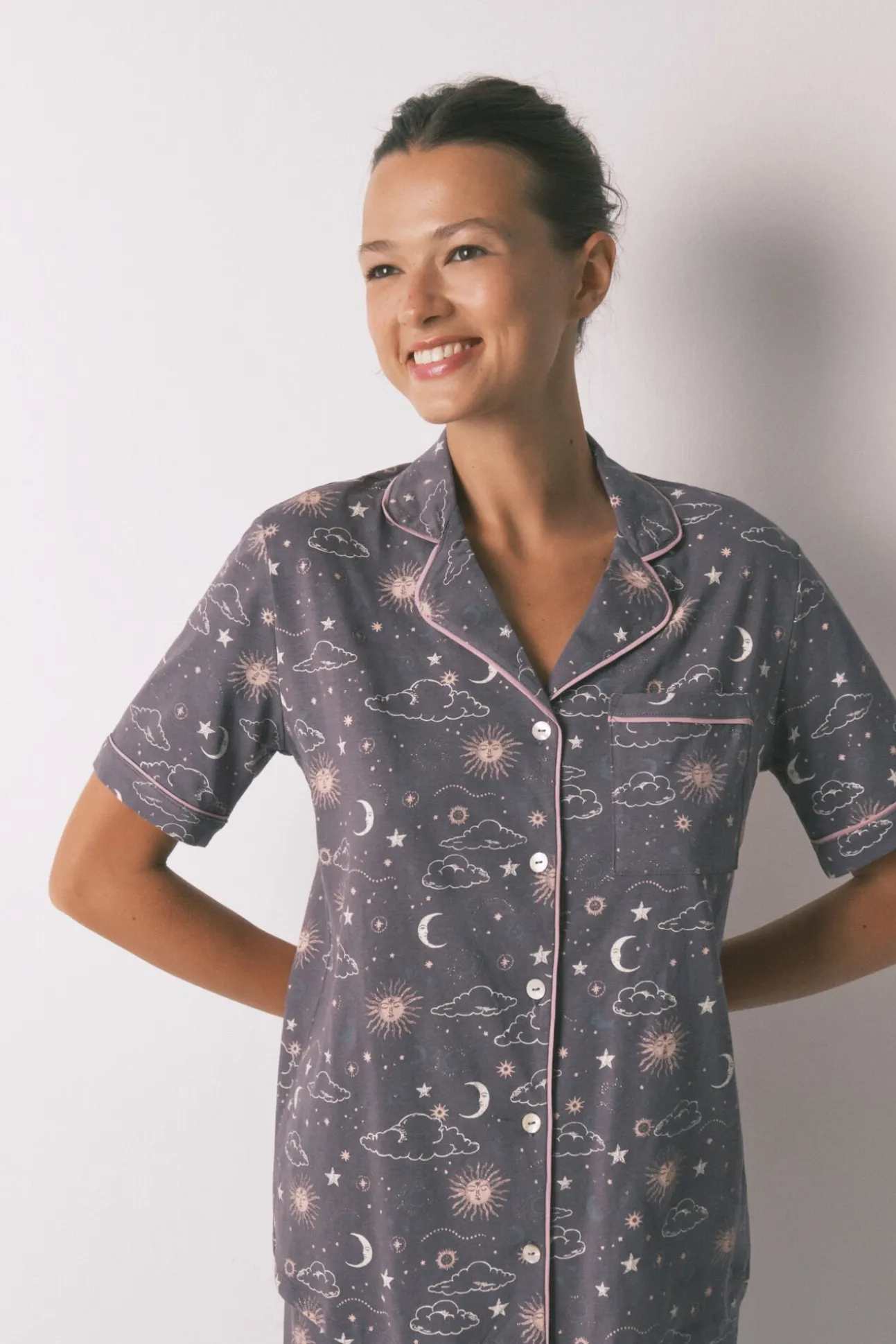 Pijama camiseiro 100% algodão cinza com estampado astral