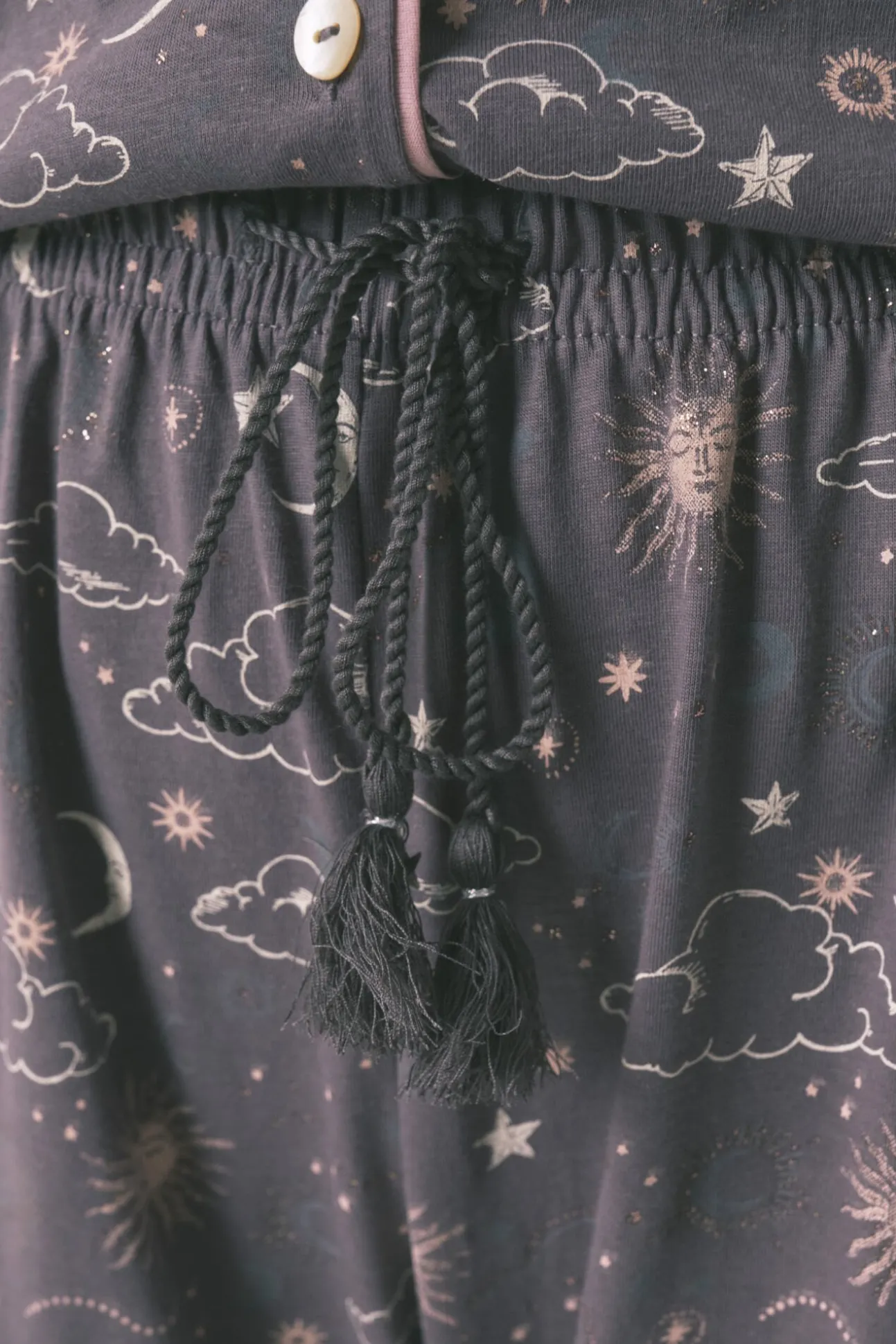 Pijama camiseiro 100% algodão cinza com estampado astral