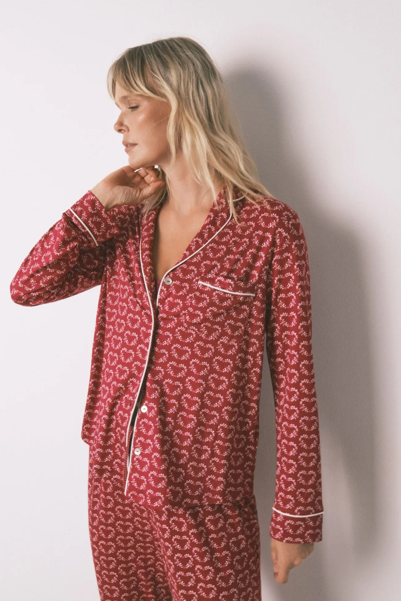 Pijama camiseiro com estampado de coração vermelho