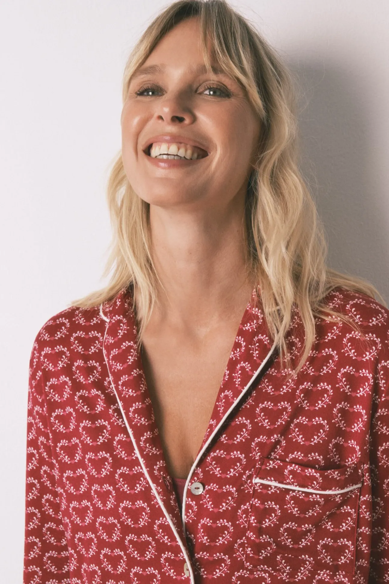 Pijama camiseiro com estampado de coração vermelho