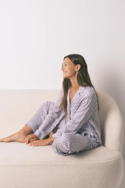 Pijama camiseiro longo de cetim com estampa geométrica