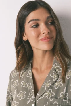 Pijama capri de viscose com flores cáqui