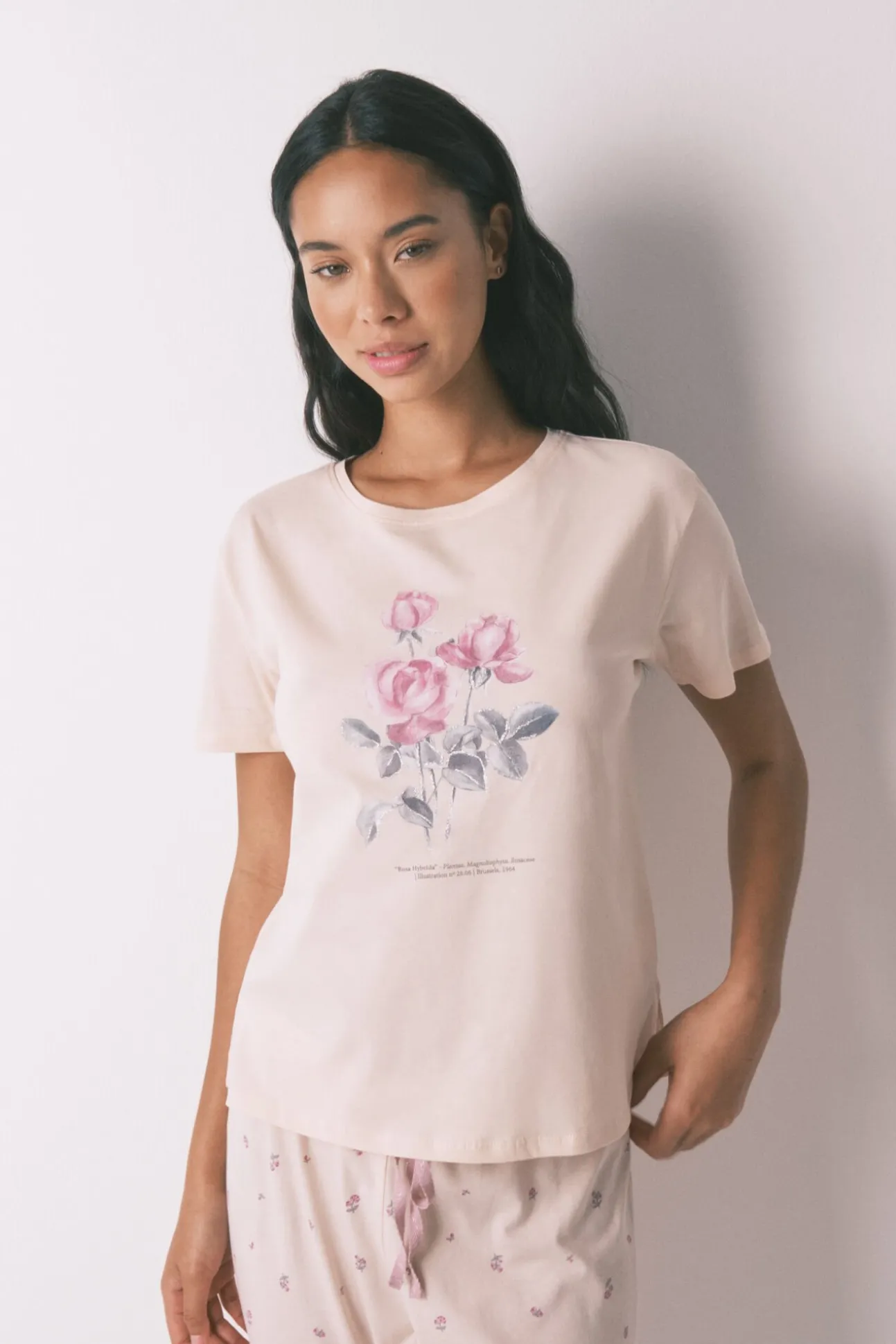 Pijama comprido com flores rosa