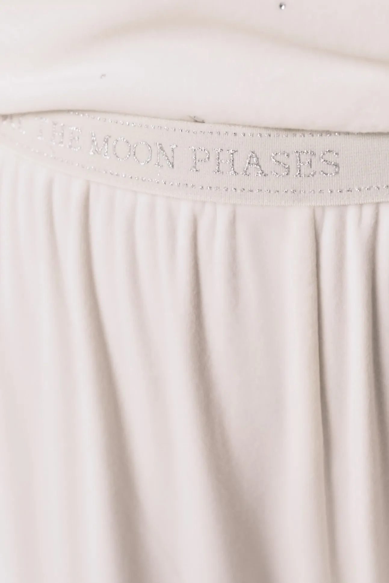Pijama comprido em veludo branco macio com glitter